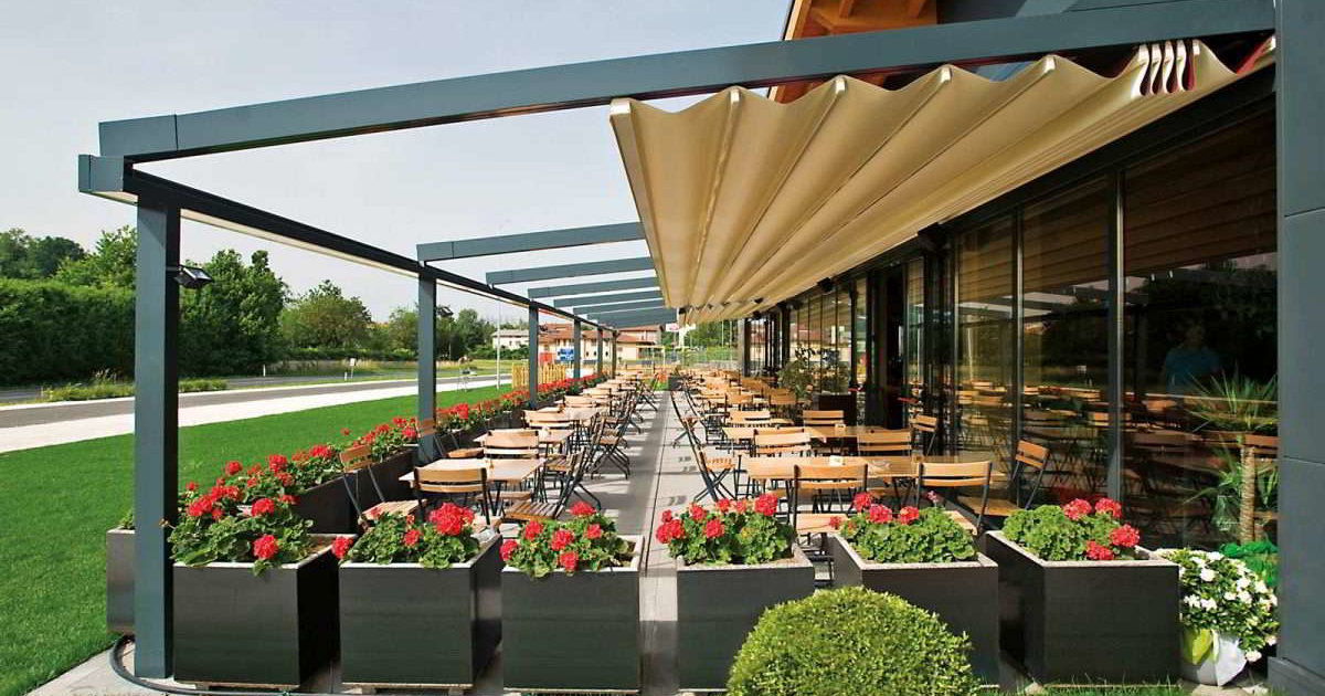 pergola classica ma moderna allo stesso tempo studiata per poter creare spazi di ampie dimensioni e offrire maggiore resistenza.