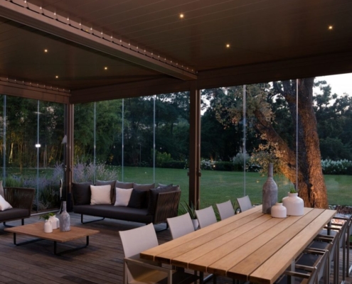 Pergola bioclimatica con illuminazione OPERA di Pratic